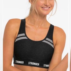 Stronger sport-bh  - Säljer pga att den är för liten. Storleken är M men skulle säga att den även passar om du brukar ha S✨ Den är använd ett fåtal gånger därav är den i väldigt fint skick 🥰 Köparen står för frakt 