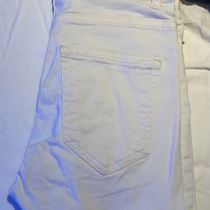 Vita Molly jeans från Gina  - Säljer nu mina fina vita Molly jeans från Gina! Dom är använda en ca två gånger och bra skick! Säljer för 100kr plus 45kr frakt!! Skriv om ni har frågor eller om ni vill ha mer bilder!🥰
