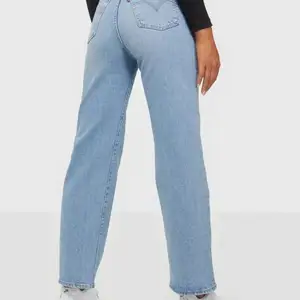 Säljer dessa denimblå Levi’s jeans i nyskick. Längd 29 Bredd 25. Nypris 1 199 kr. Hör av dig för fler bilder. Köparen betalar frakt.