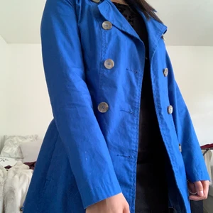 Blå kappa med tillhörande bälte  - Blå kappa från Color of benetton. Använd några enstaka gånger. Tjockt tyg. Mycket bra skick. 