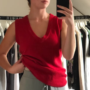 Röd väst! - I bomull så riktigt mjuk och härligt material :) aldrig använd! Köpt second hand. Jag är en XS, men skulle nog sitta tajt o mer figurformat o därför passa en L :)
