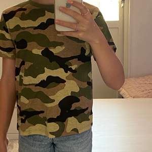 Kamouflage t-shirt nyskick nypris 50kr säljs för 20kr