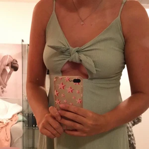 Klänning - Gullig långklänning från monki som är perfekt till sommaren. Kommer inte till användning.