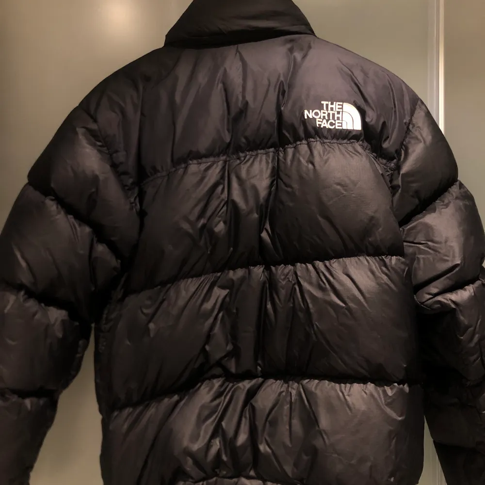 Skitsnygg north face jacka i storlek S, säljer eftersom den ej är min stil längre. Perfekt för vintern. Köpt för 2500kr och säljer den för 1800kr. Pris kan också diskuteras ;). Jackor.