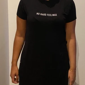 Svart t-shirt med slits  - En svart t-shirt med slits och tryck. Storleken är rättvis. Mycket mjukt och stretchigt material. 