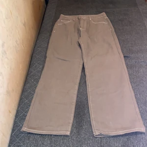 Knapp slätt jeans (brun) - Det här är helt nya jeans som inte passade mig när jag västländer de men de ser så bra ut och jag önskar att de passade mig. 😊