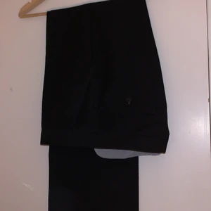 Kostymbyxor - Sköna och tåliga finbyxor i storlek C48/S som tyvärr inte passar mig. Helt oanvända 