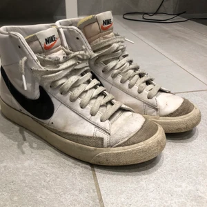 Nike blazer mid - Ett najs par Nike blazers mids i storlek 42,5. Ganska använda men ändå fräscha och går att tvätta. Pris går att diskuteras ;)