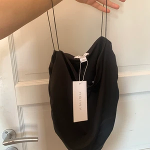 Topp - As snygg topp i skönt material, fina detaljer. Strl L men skulle mer säga strl S