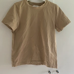 Gina Tricot T-shirt  - Gina Tricot t-shirt i storlek M. Använt fåtal gånger🤎