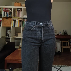 Levi'sjeans strl 27/28 - Levi'sjeans modell "Wedgie straight". W27 L28. Nästan helt oanvända. Grå ton och i skönt lagom strechight material. 