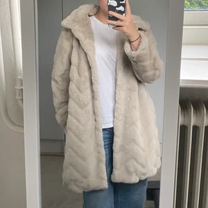 Beige jacka från Kappahl - En supersnygg, varm och mysig jacka från Kappahl! I nyskick då jag inte hann använda den förra säsongen. Storlek L och sitter lite oversize på mig som brukar ha M. För referens är jag är 1,73 cm lång, har 40 i byxor och s/m topp✨
