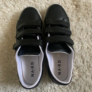 Skor - Från nakd i mycket fint skick, använda typ 3 gånger. Säljer dem just för att de inte kommer till användning. De är slutsålda i svart på hemsidan🦋🤍 frakt blir 66kr 