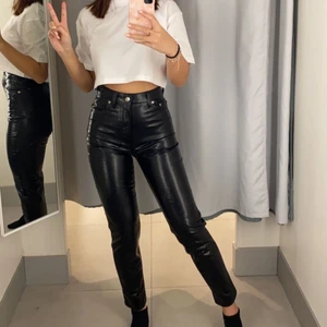 skinnbyxor - säljer dessa skinnbyxor med lite krokodilmönster pga att det inte är min stil längre. Har använt endast en gång. Mönstret syns knappt om man inte fotar med blixt. Dem är sjukt sköna och snygga också, väldigt coola. Säljer för 150kr + frakt som är 66kr