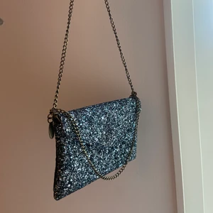 Väska - Säljer denna jätte snygga väskan köpte den på Åhléns men den är från märket ”pipol’s bazaar” den är i bra skick❤️
