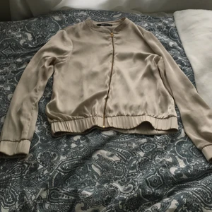 Jacka  - En jacka/kofta från Gina tricot i storlek 36/M. 