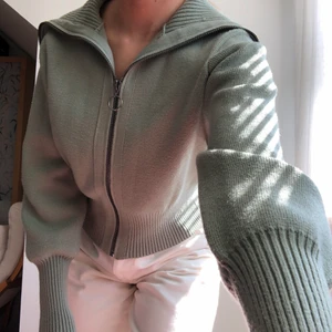 Grön kofta  - En fin grön, stickad kofta från Zara. Köptes förra året men använd endast ett fåtal gånger. 