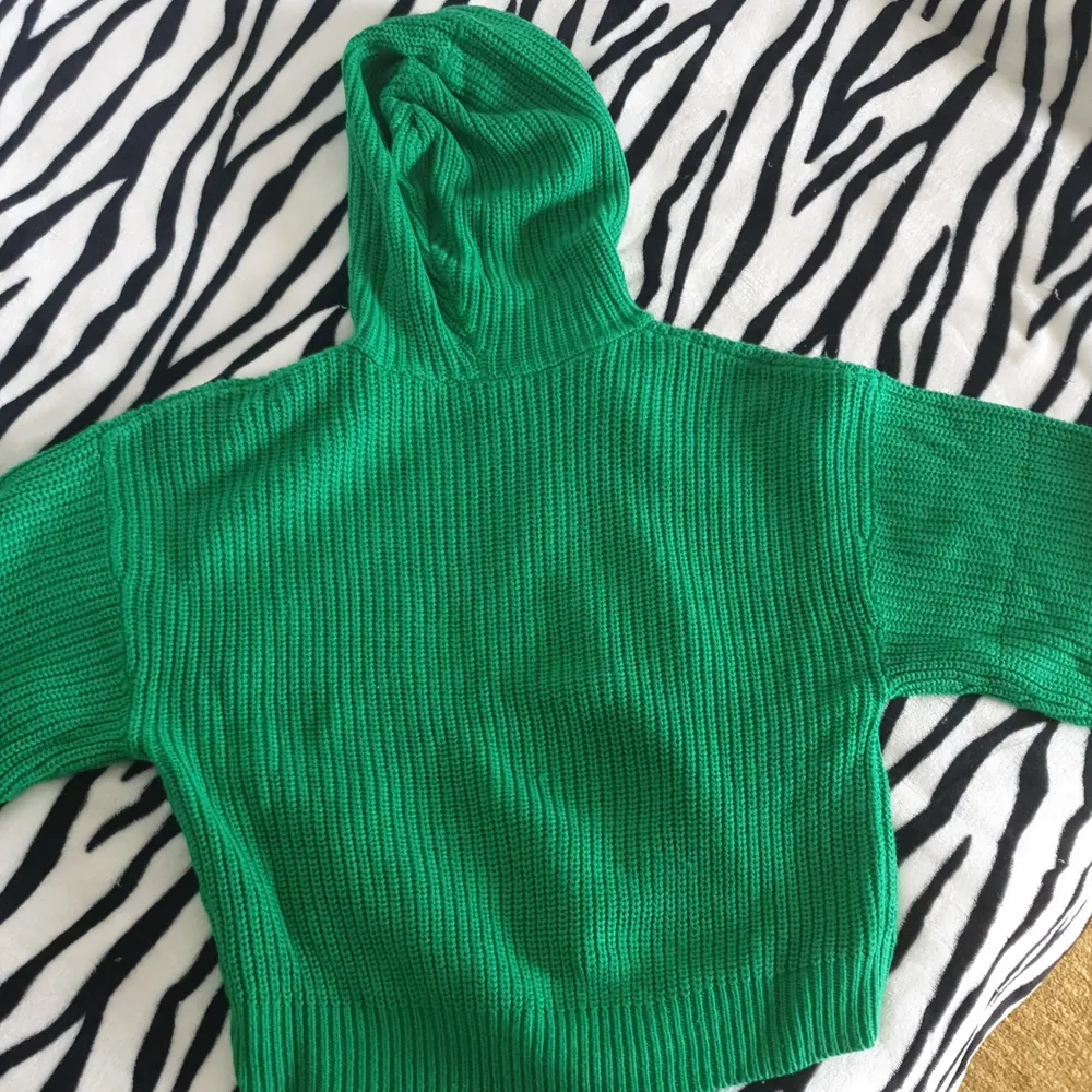Grön maglång hoodie med stora ärmar. Använt skick utan skador. . Hoodies.
