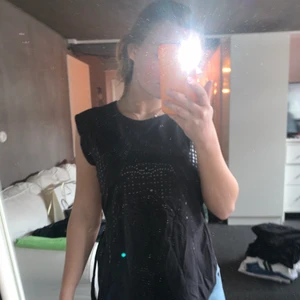 T-shirt  - Jättefin T-shirt från Disel, fint skick, öppnar upp i ryggen, längre i fram, en band änder ryggen som är justerbart. ⭐️köpare står för frakt⭐️