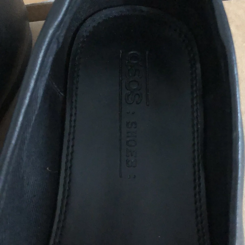Black Loafers with Golden details. Bought from ASOS for 370kr. Size 38EU - 5UK. Skor.