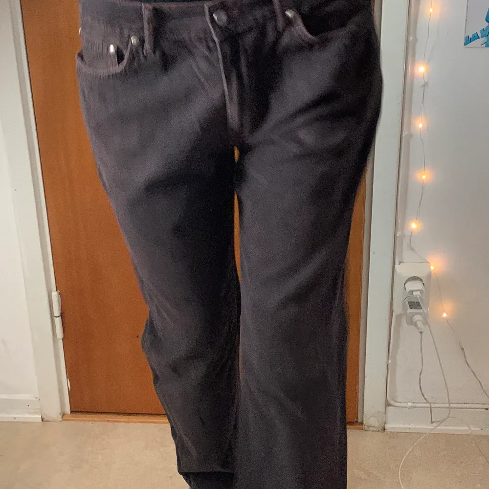 Lågmidjde bruna jeans från Oscar Jacobsson i strl 34/32, för referens är modellen en XS/S & 174 cm! . Jeans & Byxor.