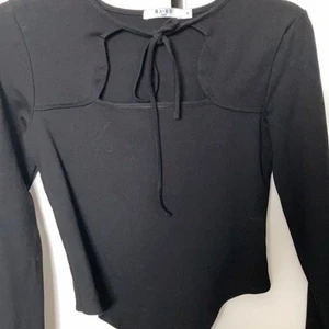 Body från NA-KD - Svart body från NA-KD, köpt för ett år sedan. Använd ca 2 gånger pga för liten storlek. Storlek M.