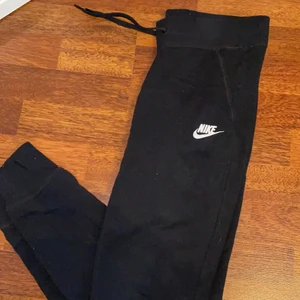 NIKE SWEATPANTS - Mjukisbyxor från nike i nyskick (!!!). Storlek S med resår i midjan. 