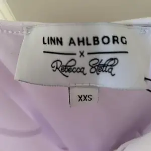 Jättefin klänning från Linn Ahlborg x Rebecca stella. Har aldrig fått användning för den så den har bara hängt i garderoben, därav säljs den! Storlek xxs. Köparen står för frakten som kostar 70kr 🧡 kostade 399kr som ny!