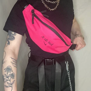 Rosa Nike Midjeväska  - Just Do It! Band man kan ställa in. Spänne så man kan knäppa loss väskan 