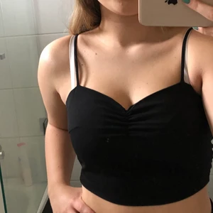 Svart kort topp💕 - Säljer då den inte används💕 (OBS, köparen står för frakten)