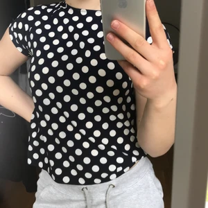 Blå prickig topp - köpt för några år sedan i London, för liten och ej använd mycket . Bär oftast strl S denna är för tajt över axlar och armar för mig.