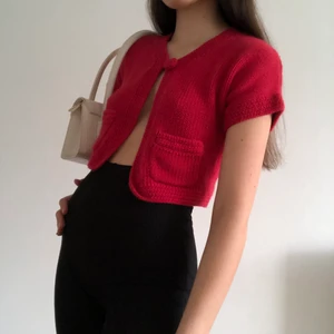 Supergullig stickad tröja❣️ - Säljer denna gulliga, perfekt för sommarkvällar. Tröjan sticks inte utan är väldigt mjuk, egentligen barnstorlek och sitter fint på mig som är storlek XS/S. Kontakta mig om ytterligare frågor finns❣️