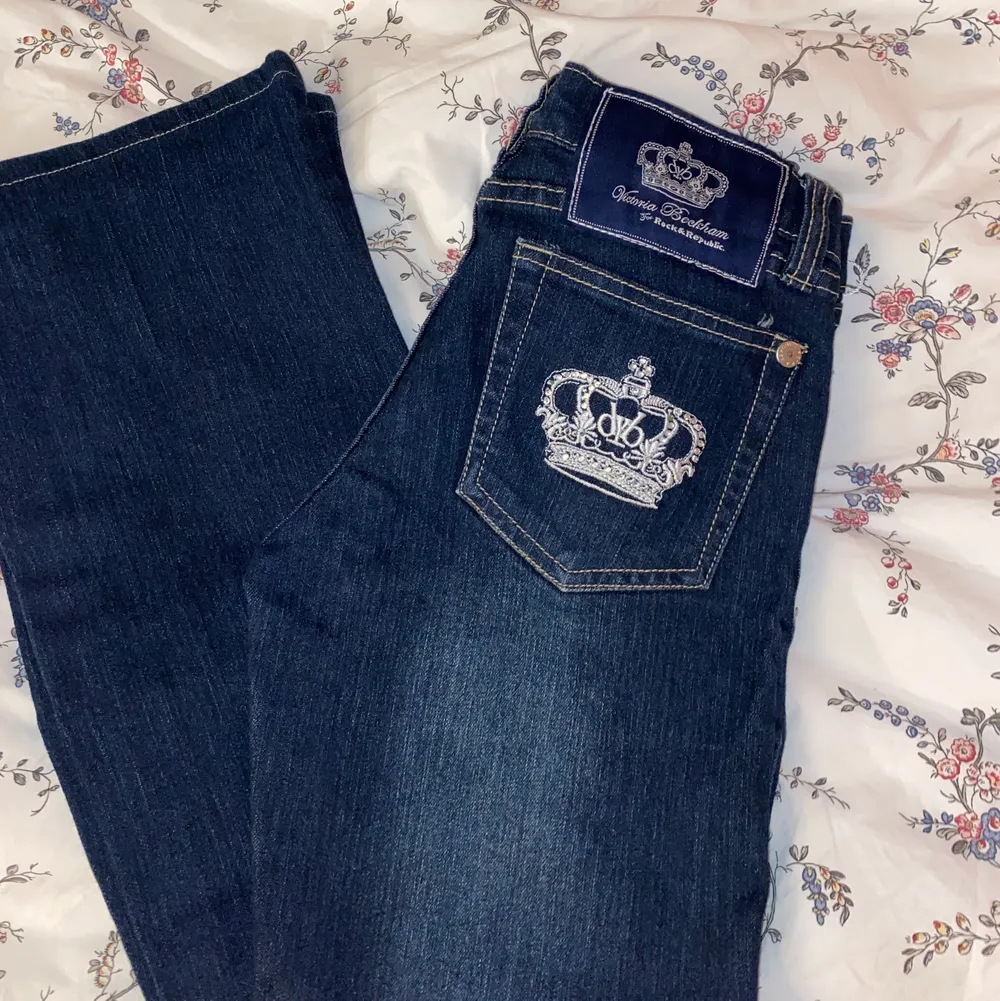 Supersnygga helt oanvända bootade Victoria Beckham jeans i perfekt skick💕💕  Passar i längd för mellan 160–165cm skulle jag säga. Storleken i byxorna säger 27 men skulle säga att det är 25 (väldigt små i storleken) . Jeans & Byxor.