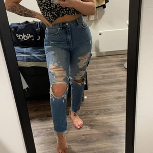 Mom jeans - st. 36 - Mom jeans från Pull & Bear, använda men bra skick. Sälj då de tyvärr blivit för små för mig!