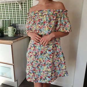 Blommig sommarklänning  - Klänningen är i storlek S men har resårband samt stretching tyg. Den har även fickor men dem är snyggt gömda. Frakt tillkommer 📦