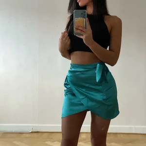 Grön satin kjol  - Aldrig använd endast provat skicka för mer bilder, frakt tillkommer 