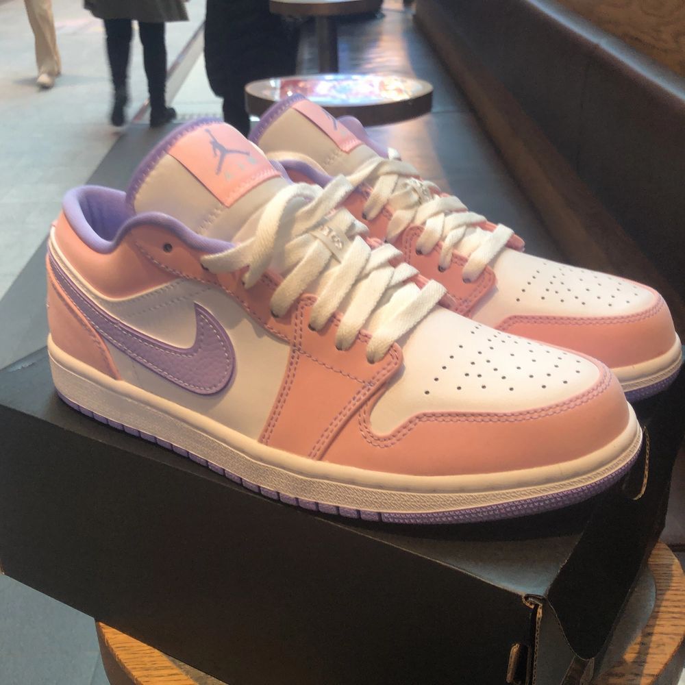 Helt nya och oanvända Air Jordan 1 Low ” Arctic Punch/ Purple Pulse i storlek 41/ US 8. . Perfekta nu till Vår/Sommar. All OG (Kvitto finns). Kan gå ner i pris vid snabb affär. need gone innan fredag eller under fredag. Skriv in du har frågor eller vill ha fler bilder. Skor.
