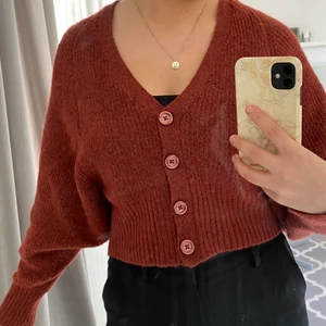 Stickad kofta  - En röd stickad kofta från Gina tricot (premium quality) i storlek S. Den är använd ca 3 ggr, så i väldigt bra skick. Säljer för 100kr + frakt eller högre bud 