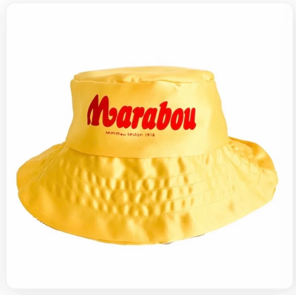 Marabou bucket hat - gul och röd - satin - storlek 57cm max . Accessoarer.