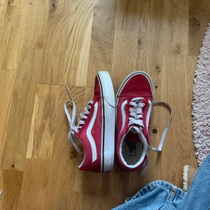 Vans - Snygga Röda Vans. Använda men i bra skick! Kan mötas i Jönköping eller frakta🥰