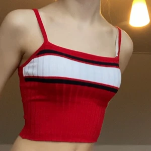 Rött linne! - Fint rött linne, banden går att spänna ut och in! Storlek XS, knappt använd!🤍