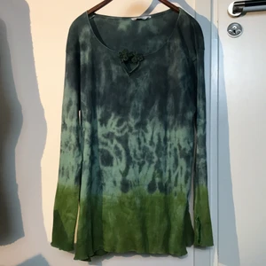 Batiktröja  - En unik tröja i batikmänster med såå fina färger på. Köpte den på depop men det var tyvär för stor för mig:(( (den andra bilden är lånad från depop) Det står ingen storlek på tröjan men jag skulle säga att den är L-XL men passar oversize på en S-M person:)) 
