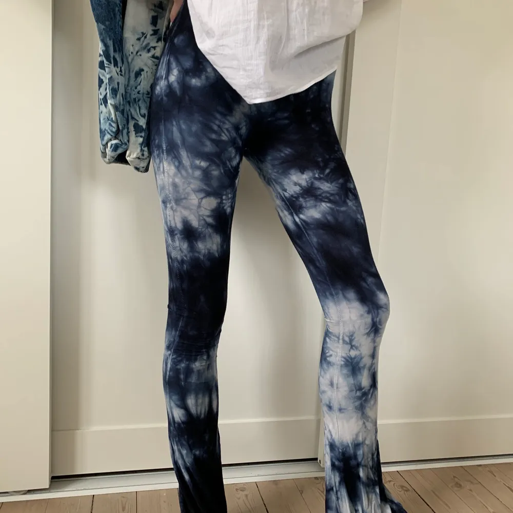 Supermjuka yoga pants med flare från American Eagle Outfitters i stl XXS. Säljer på grund av att de blivit för små🌞. Jeans & Byxor.
