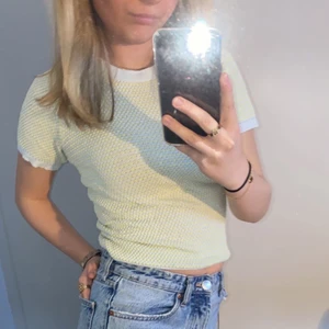 Zara tröja - Säljer min fina zara tröja då den inte kommer till användning längre! JÄTTEFIN till sommaren med ett par najs linnebyxor😍strl S