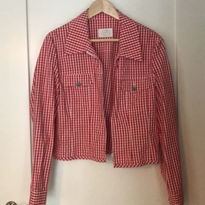 Rutig jacka - Röd/vit rutig jacka köpt på humana. Använd ett fåtal gånger av mig. Bra skick!
