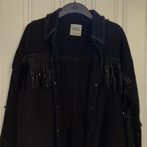 Zara Jacka - Då den inte kommer till användning säljs den. Storlek Xs men lite oversized. 190 kr 💓