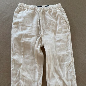 Linnebyxor - Väldigt eftertraktade linnebyxor från HMs herravdelning i storlek XS. Byxorna är nästan alltid slutsålda/ är slutsålda i nuläget. Säljer då de är alldeles för små. Perfekt skick.