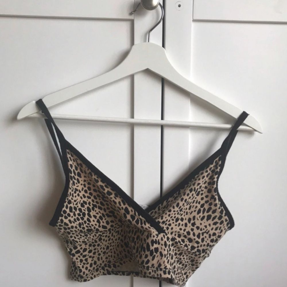 I literally have so much Brandy cheetah tops so I’m trying to downsize. Bought this from Depop. Super super super rare, I’ve only seen two others of these in the entire world, literally (one in Canada for like 400kr and the other in the US and she doesn’t even take PayPal lol!) Excellent used condition. No holes, tears, rips, stains, snags, pilling, fading. Print is vibrant and not cracked. Smoke and pet free storage space. No other flaws to note. Disclaimer: Please expect some general wear in all secondhand pre-owned items as they have lived a previous life, so do not expect a mint item.. Toppar.