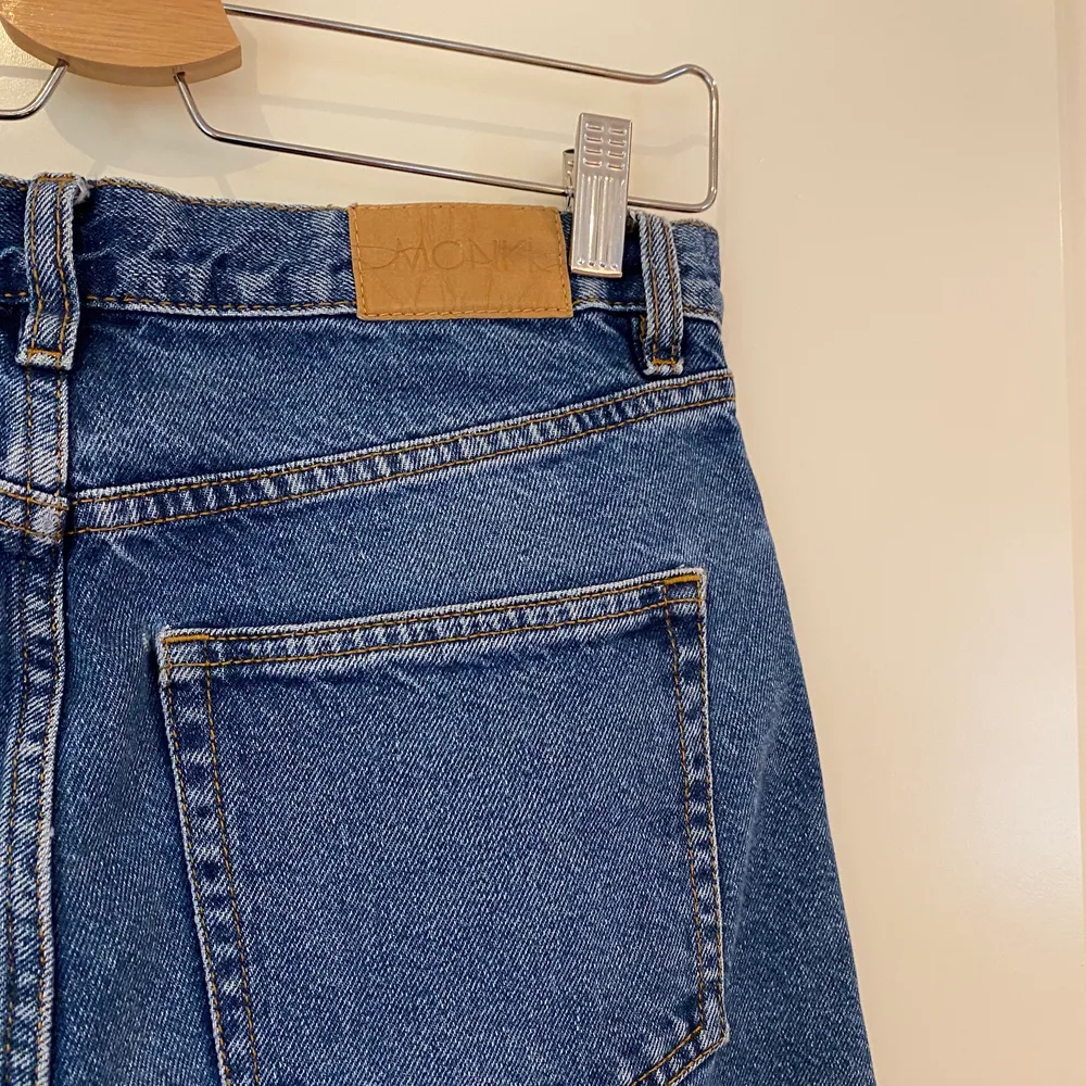 Mörkblåa jeans från Monki i modellen YOKO, i storlek 29. Jeans & Byxor.