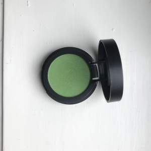 Grön ögonskugga från Make up store. Testad en gång, men är i princip som ny. Färgen heter eclipse :)